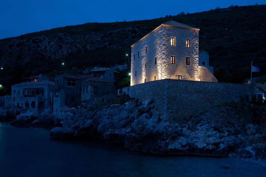 فندق Mavromichalai Liménion المظهر الخارجي الصورة